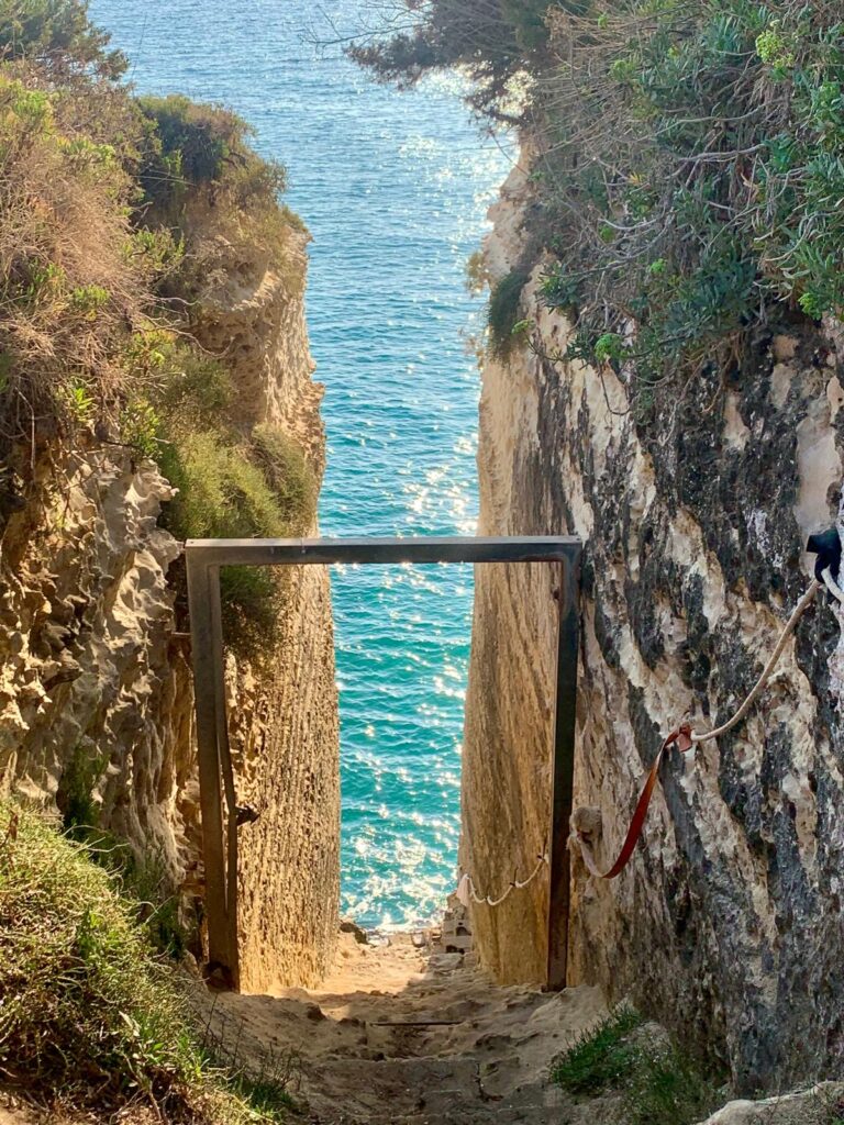 Passaggio roccioso verso il mare